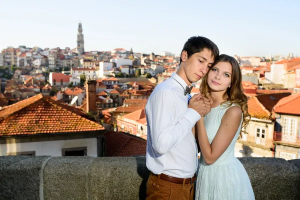 Glückliches junges Paar steht auf Hintergrundporto — Stockfoto