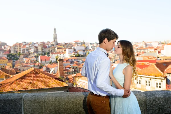 Lyckliga unga paret står på bakgrunden Porto — Stockfoto