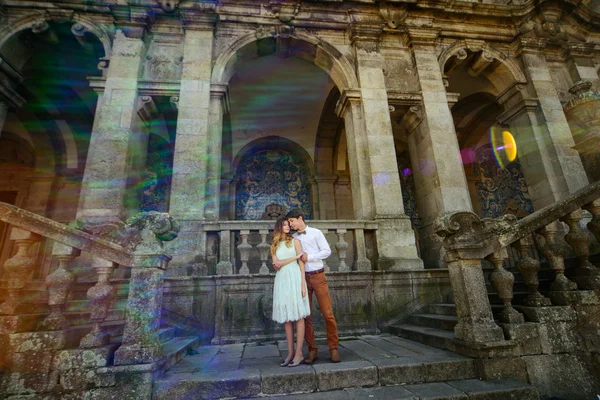 Sanft glücklich stilvolles romantisches Paar auf dem Hintergrund des Schlosses — Stockfoto