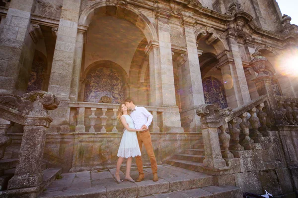 Gentile felice elegante coppia romantica sullo sfondo del castello — Foto Stock