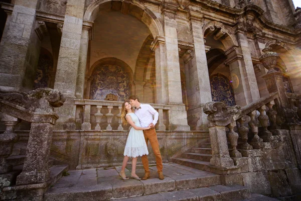Gentile felice elegante coppia romantica sullo sfondo del castello — Foto Stock