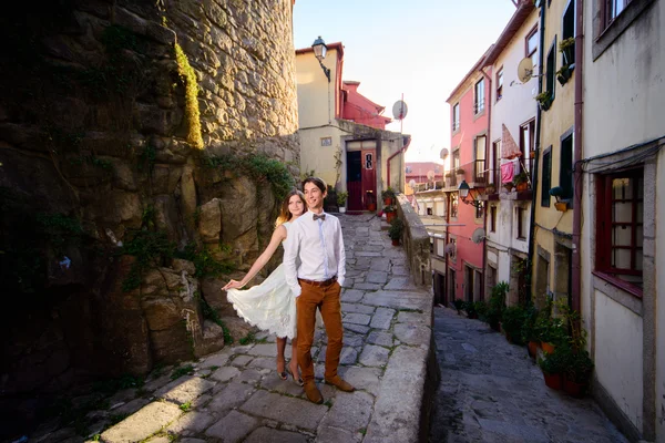 Feliz joven pareja abrazándose mutuamente — Foto de Stock