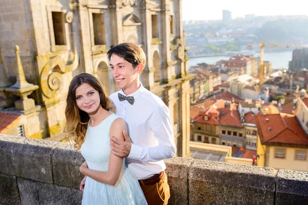 幸せな若いカップルがポルトの背景の上に立つ — ストック写真