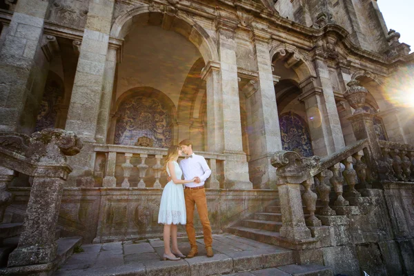 Doux couple romantique élégant heureux sur le fond du château — Photo