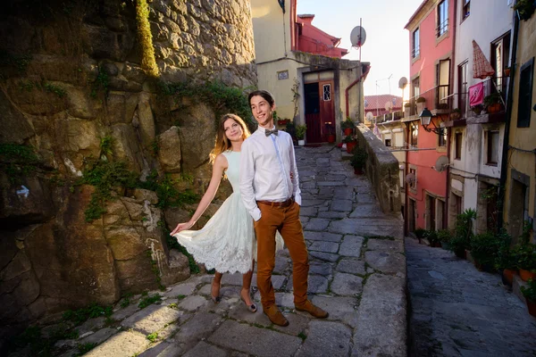 Lyckliga unga paret står på bakgrunden Porto — Stockfoto
