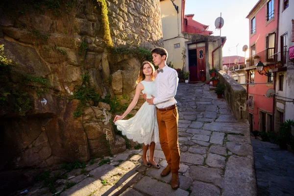 Lyckliga unga paret står på bakgrunden Porto — Stockfoto