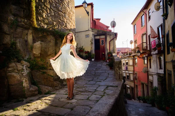 Молодая девушка стоит на улице среди Порту — стоковое фото