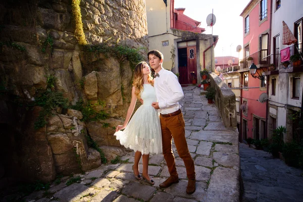 Feliz joven pareja abrazándose mutuamente — Foto de Stock