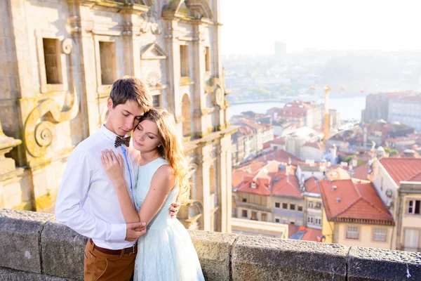 Glückliches junges Paar steht auf Hintergrundporto — Stockfoto