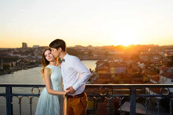 Feliz jovem casal fica em segundo plano Porto — Fotografia de Stock