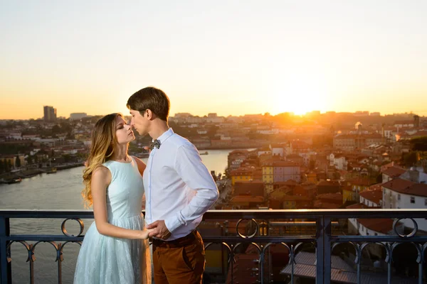Gelukkige jonge paar staat op achtergrond Porto — Stockfoto