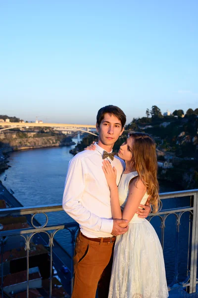 Heureux jeune couple se tient sur fond Porto — Photo