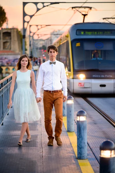 Älskande par står på en bro — Stockfoto