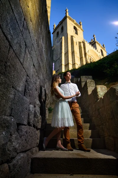 Verliebtes Paar schlendert durch ein altes Schloss — Stockfoto