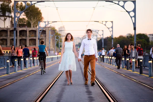Liebespaar steht auf einer Brücke — Stockfoto