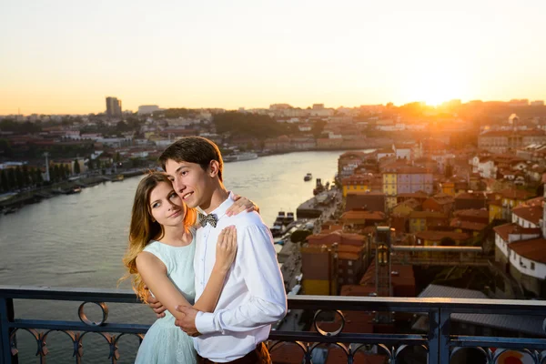 Feliz jovem casal fica em segundo plano Porto — Fotografia de Stock