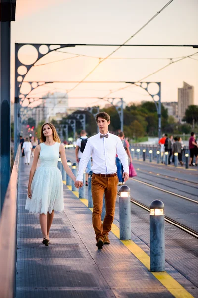 Miłości para stoi na moście — Zdjęcie stockowe