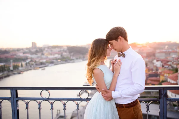 Feliz joven pareja se encuentra en segundo plano Porto — Foto de Stock