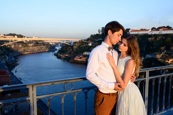 Felice giovane coppia si trova su sfondo Porto — Foto Stock