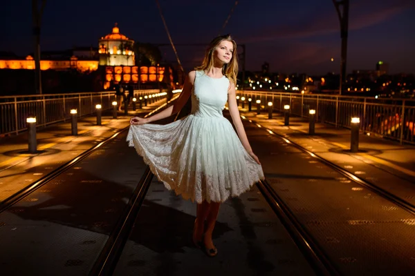 Nő áll a hídon naplementekor — Stock Fotó