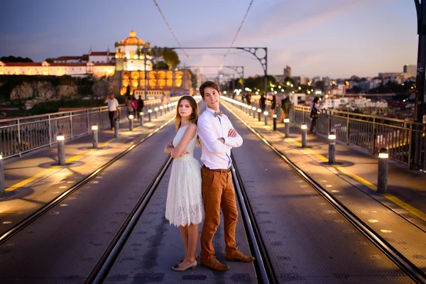 Pareja amorosa se para en un puente — Foto de Stock