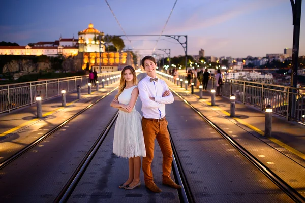 Liebespaar steht auf einer Brücke — Stockfoto