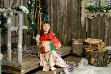 bir yılbaşı çam ağacı altında hediyelerle kız