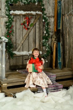 bir yılbaşı çam ağacı altında hediyelerle kız