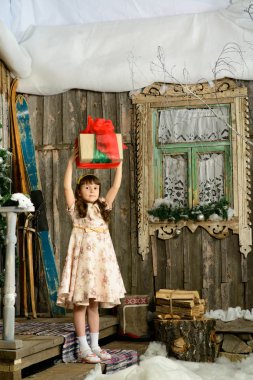 bir yılbaşı çam ağacı altında hediyelerle kız