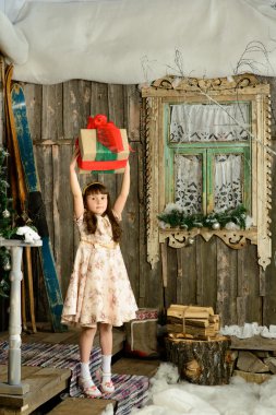 bir yılbaşı çam ağacı altında hediyelerle kız