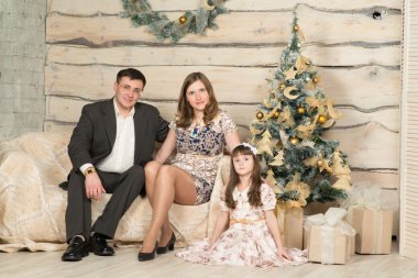 Aile yılbaşı Noel ağacının etrafında
