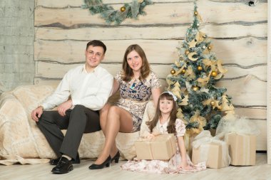Aile yılbaşı Noel ağacının etrafında