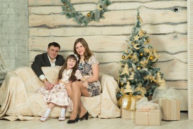Aile yılbaşı Noel ağacının etrafında