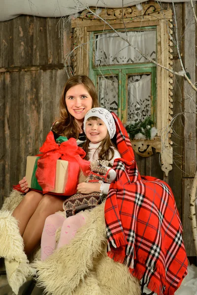 Menina e sua mãe estavam sentados em um trenó de Natal — Fotografia de Stock