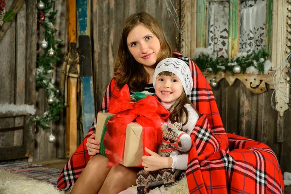 Menina e sua mãe estavam sentados em um trenó de Natal — Fotografia de Stock