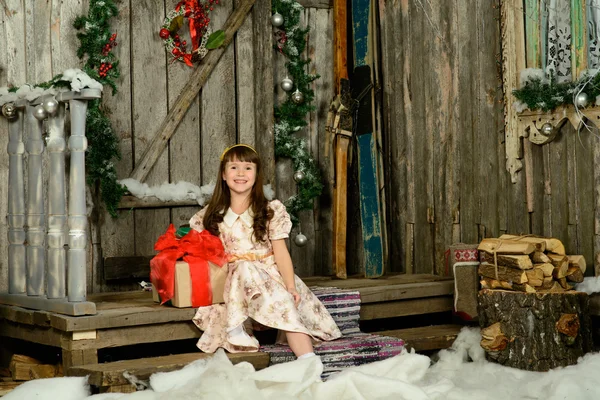 Flicka med gåvor under nyårsafton fir tree — Stockfoto