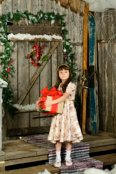 bir yılbaşı çam ağacı altında hediyelerle kız