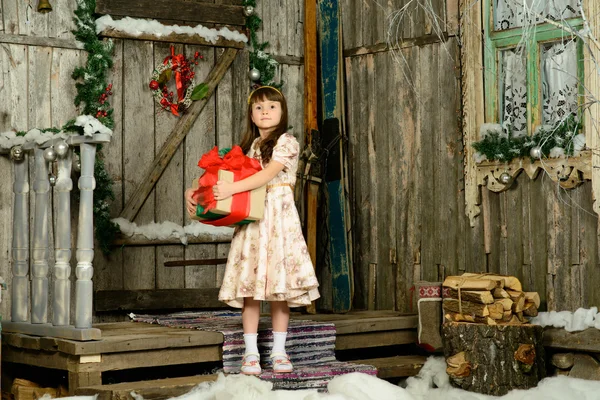 Дівчина з подарунками під новорічною ялинкою — стокове фото