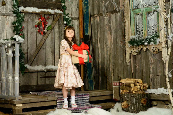 Menina com presentes abaixo do abeto de um Ano Novo — Fotografia de Stock