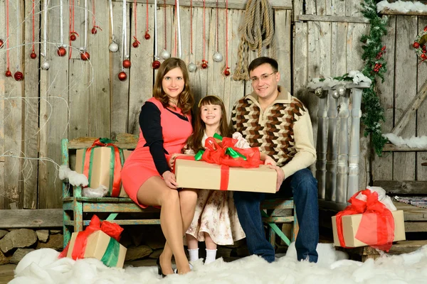 幸福的家庭，与礼品盒的肖像 — 图库照片