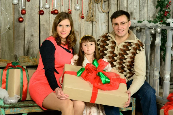 Retrato de familia feliz con caja de regalo — Foto de Stock