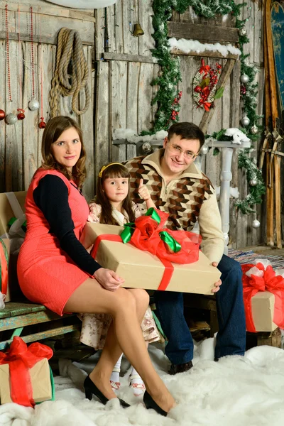 Retrato de família feliz com caixa de presente — Fotografia de Stock