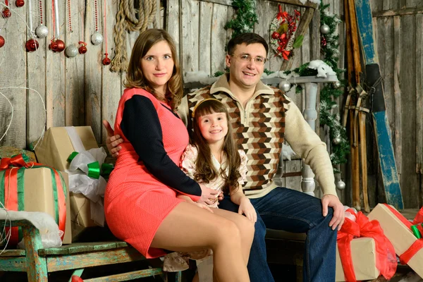 Retrato de família feliz com caixa de presente — Fotografia de Stock