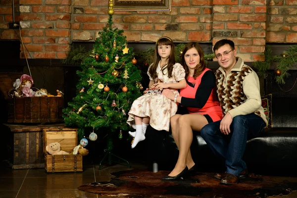 Familie Silvester rund um den Weihnachtsbaum — Stockfoto