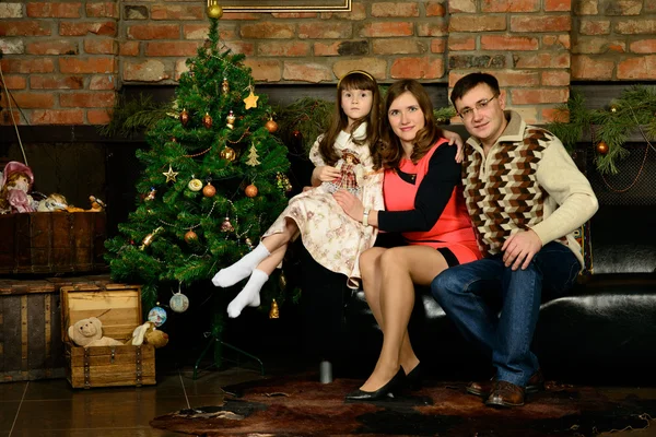 Capodanno in famiglia intorno all'albero di Natale — Foto Stock