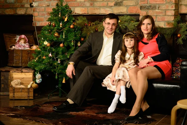 Véspera de ano novo em família em torno da árvore de Natal — Fotografia de Stock