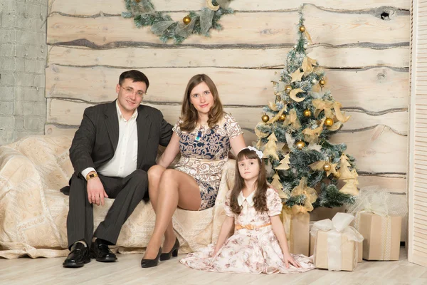 Capodanno in famiglia intorno all'albero di Natale — Foto Stock