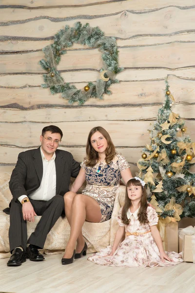 Familie Silvester rund um den Weihnachtsbaum — Stockfoto