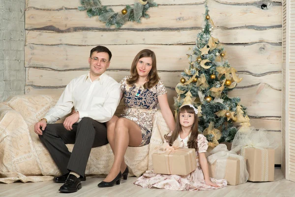 Familie Silvester rund um den Weihnachtsbaum — Stockfoto