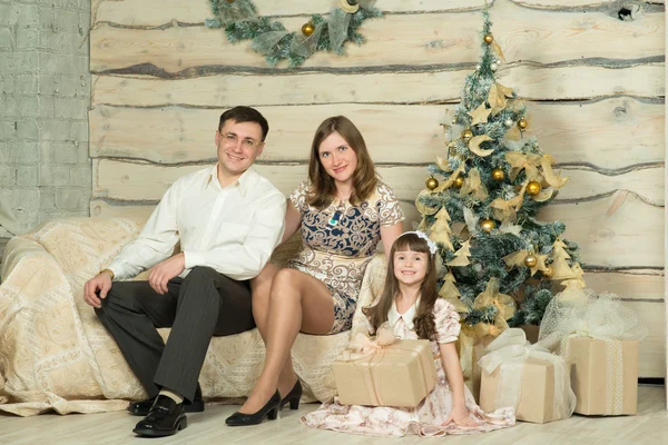 Сім'я напередодні Нового року навколо ялинки — стокове фото